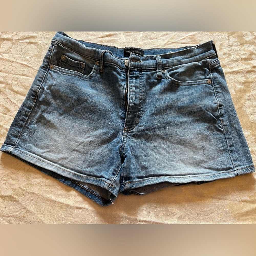 Women’s Banana Republic denim shorts